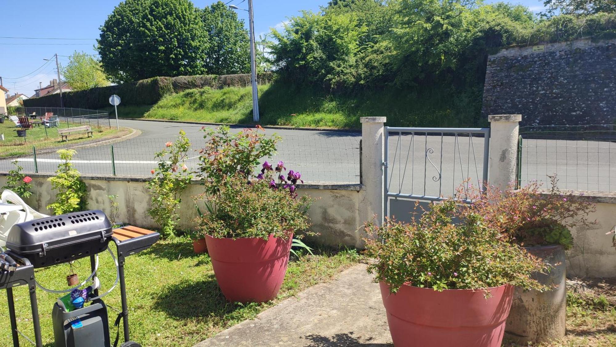 Maison Plain Pied, 2 Chambres, Longere Typique , Fraiche, Dans Bourg Avec Tous Commerces Luçay-le-Mâle المظهر الخارجي الصورة